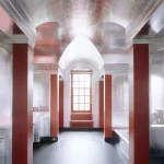 Salle de bain moderne avec plafond voûté en argent