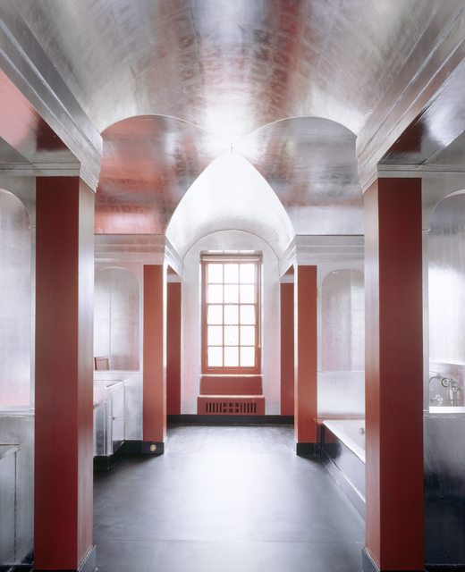 AKG4207852.webp Salle de bain moderne avec plafond voûté en argent – Image 1