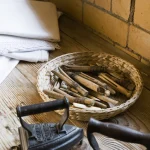 Fer à repasser ancien et ustensiles en bois dans un intérieur rustique