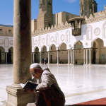 Homme lisant un livre dans une mosquée en extérieur