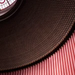 Vitrail circulaire avec motif géométrique et rideau rouge