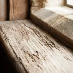 Encadrement de fenêtre en bois avec grain et textures vieillies