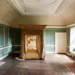 Chambre à coucher luxueuse au lit à baldaquin