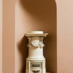 Colonne décorative avec bas-reliefs floraux dans une alcôve