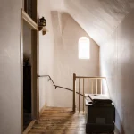 Escalier ancien avec banc en bois