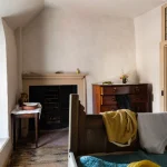 Typique chambre à coucher rustique avec un lit en bois