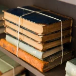 Livres anciens empilés sur une étagère