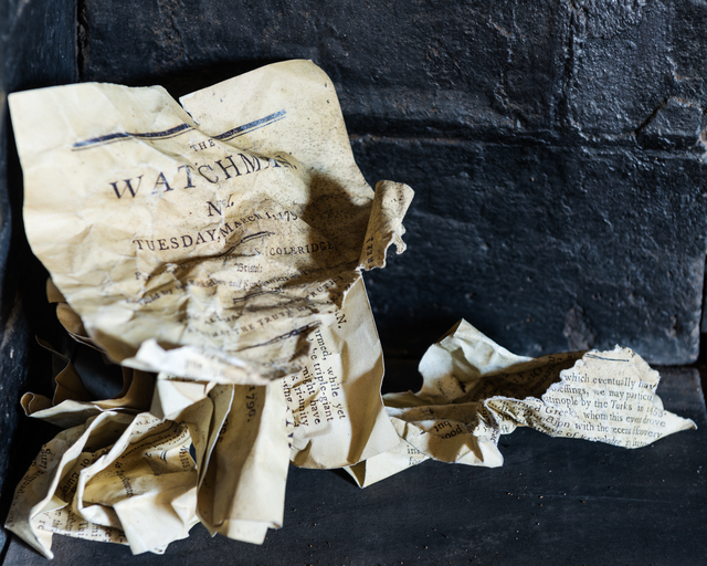 AKG4208363.webp Vieux papier froissé sur fond de mur sombre – Image 1