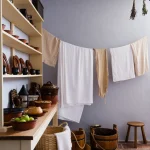 Bouanderie rustique avec étagères et linge étendu