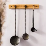 Ustensiles de cuisine en métal suspendus sur un mur