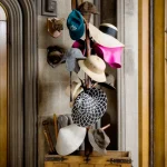 Porte-manteau avec divers chapeaux dans une entrée chic