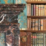 Bibliothèque ancienne et cheminée en marbre