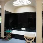 Salle de bain avec baignoire sous un plafond voûté
