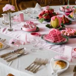 Décoration de Table Élégante avec Desserts et Fruits Roses
