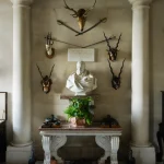 Buste en marbre avec trophées de chasse et colonnes classiques