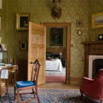 Bureau Classique avec Porte Ouverte sur Chambre Traditionnelle