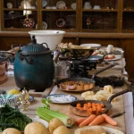 Cuisine ancienne avec ustensiles en cuivre et légumes frais