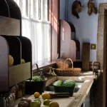 Cuisine rustique avec fruits et légumes près de la fenêtre