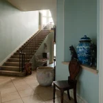Escalier intérieur d'une maison ancienne avec décoration en porcelaine