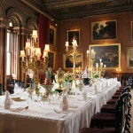 Table de banquet élégamment dressée dans une salle luxueuse