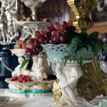 Nature morte avec raisins et sculptures en porcelaine