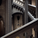 Escaliers d'Architecture Gothique dans un Bâtiment Historique