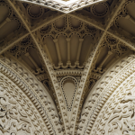 Plafond voûté orné avec motifs architecturaux détaillés