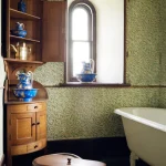 Salle de bain vintage avec décor en bois et porcelaine