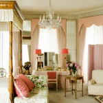Chambre élégante avec décoration vintage et lustre en cristal