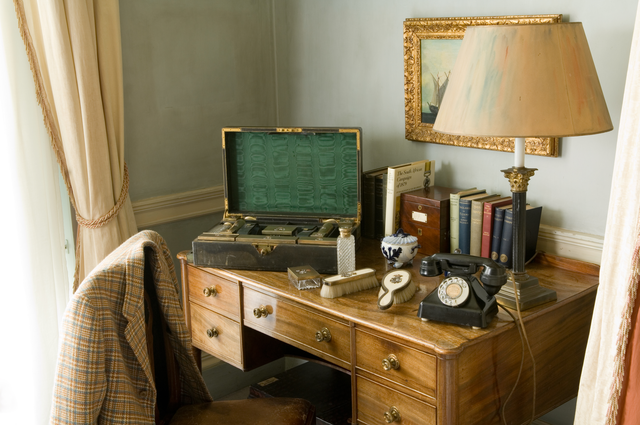 AKG4208914.webp Bureau Vintage avec Accessoires Rétro – Image 1