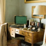 Bureau Vintage avec Téléphone Ancien, Livres et Tableau Nautique