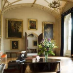Salle élégante avec piano et tableaux aristocratiques