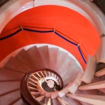 Escalier en colimaçon avec mur orange vif