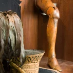 Prothèse ancienne et chapeau militaire