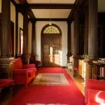 Salle d'attente élégante avec moquette rouge et meubles en bois