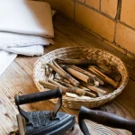 Outils de couture vintage sur une table en bois