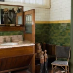 Salle de Bain Vintage avec Évier en Marbre, Miroir et Objets Rétro