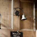 Cloche de Nuit sur Porte en Bois