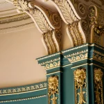Détail d'une architecture baroque intérieure ornée de dorures