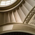 Détail de plafond intérieur avec moulures décoratives