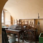 Vieille pièce de stockage intérieure avec meubles et objets divers