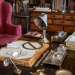 Bureau sophistiqué avec objets antiques et livres anciens