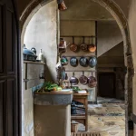 Cuisine rustique avec ustensiles en cuivre et légumes frais