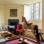 Chambre Traditionnelle avec Cheval à Bascule et Fauteuil Rouge