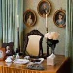 Coiffeuse Vintage avec Miroir et Portraits Anciens