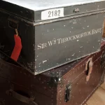 Vieilles malles sur fond de mur en briques