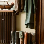 Bottes de pluie et manteaux accrochés dans un hall d'entrée