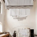 Linge Blanc Séchant dans une Buanderie Ancienne