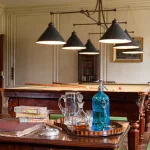 Salle de billard élégante avec table, lumière et carafe