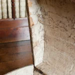 Intérieur d'un Coffre Ancien devant une Bibliothèque de Livres